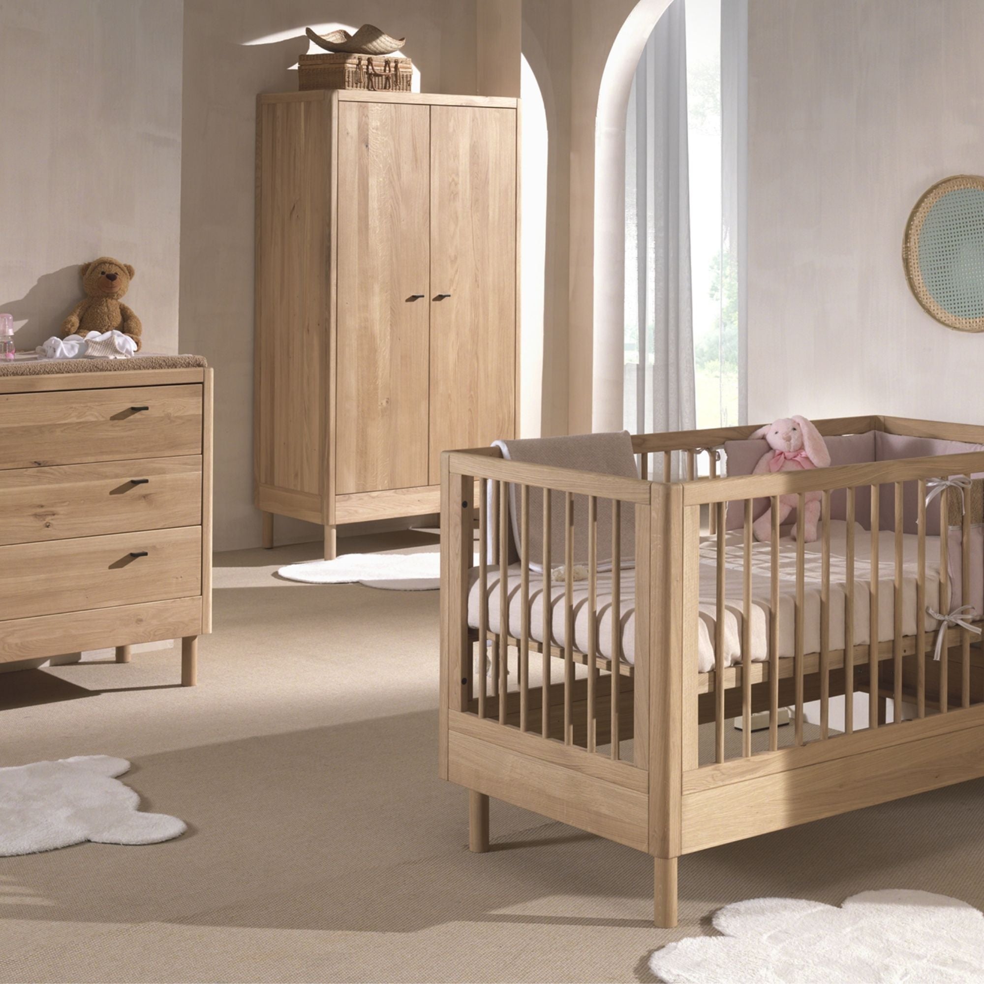 Imaginez une chambre à coucher complete pour votre bébé, avec un adorable lit, une commode pour ranger ses vêtements mais aussi aménagée pour que vous puissiez le changer, une belle armoire, l'ensemble, qui saura évoluer avec l'age de votre enfant