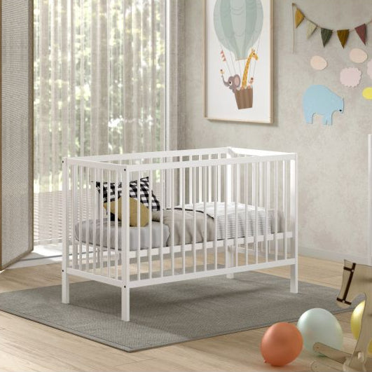 Jolie chambre avec un lit bébé et une table à langer en bois massif et de couleur Blanc