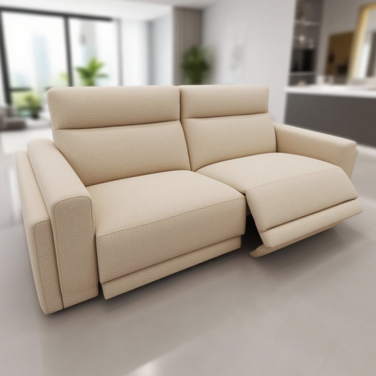 Très beau canapé 3 places, tissus beige, avec 2 relax électriques