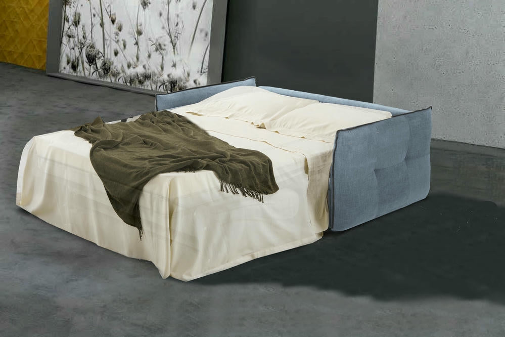 Canapé convertible en tissus bleu ciel, avec des accoudoirs fins, pour un maximum d'espace