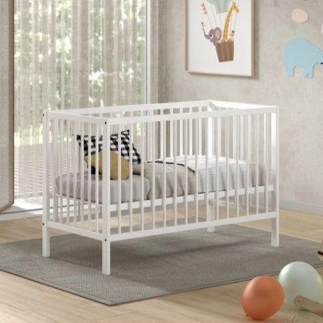 Jolie chambre avec un lit bébé et une table à langer en bois massif et de couleur Blanc