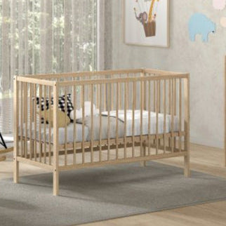 Jolie chambre avec un lit bébé et une table à langer en bois massif et de couleur naturelle